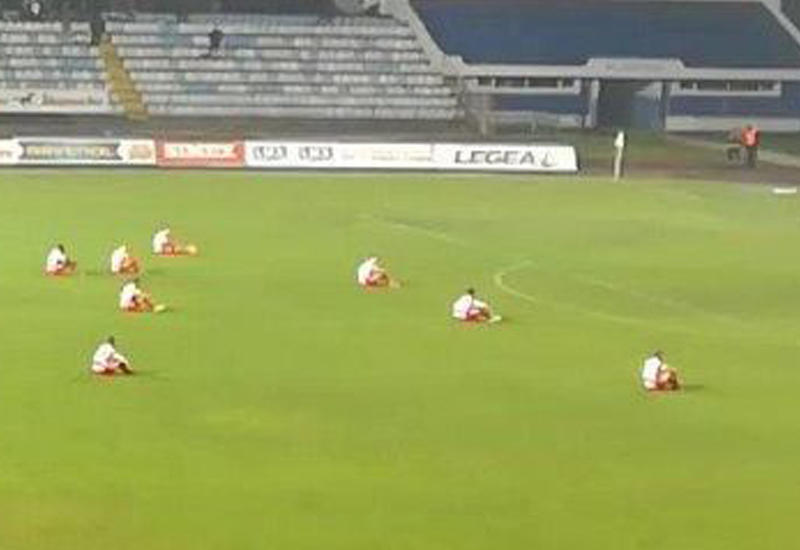 Игроки сербского клуба устроили на поле сидячую забастовку