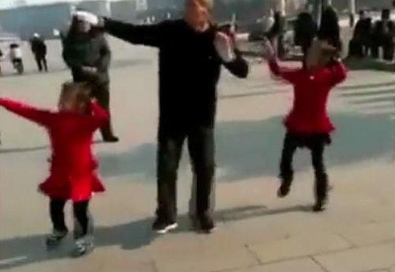 Танцующий дед глюкоза. Танец дедушки и внучки. Китайский дедушка танцует с внучками на улице. Армянский дедушка танец. Танец дедушки и внучки Китай.