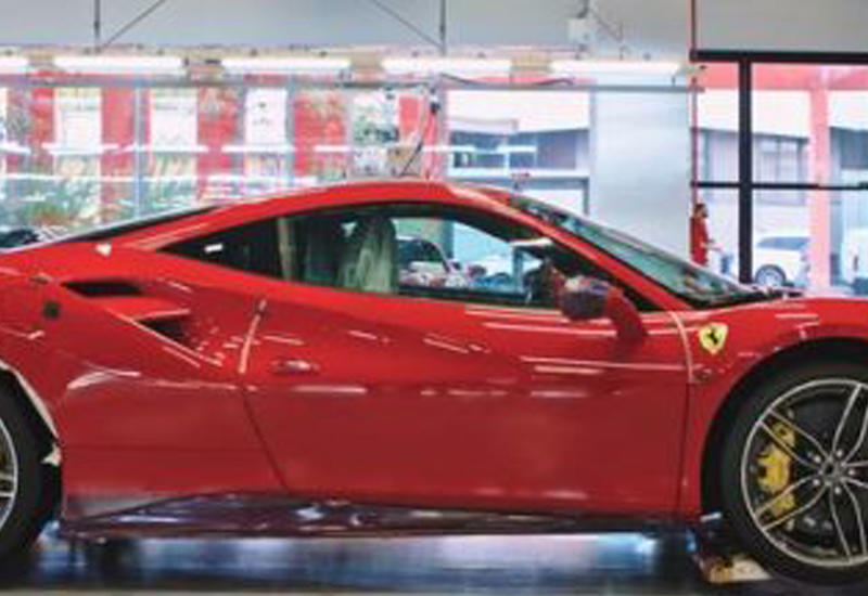 В Сети появилось видео, как роботы собирают Ferrari