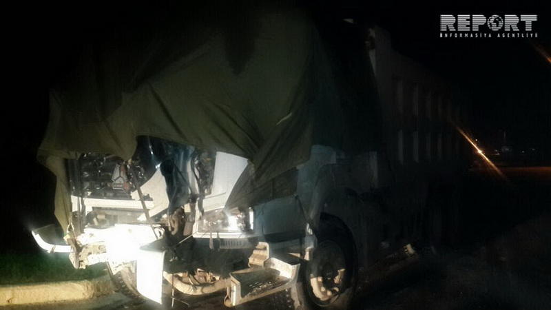 В Баку грузовик протаранил пассажирский автобус