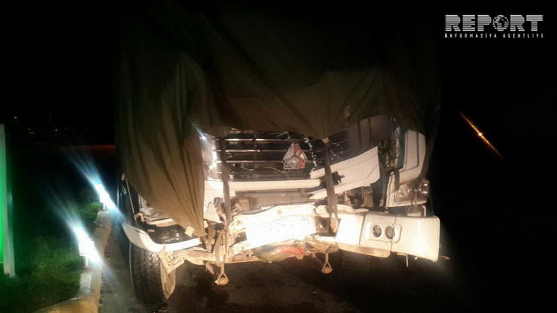 В Баку грузовик протаранил пассажирский автобус