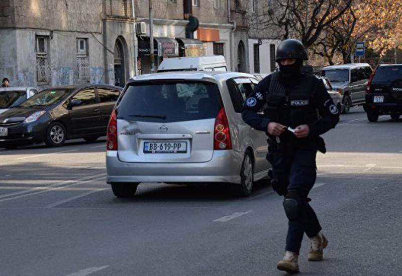 В Тбилиси спецназ не пускает жильцов в их дома