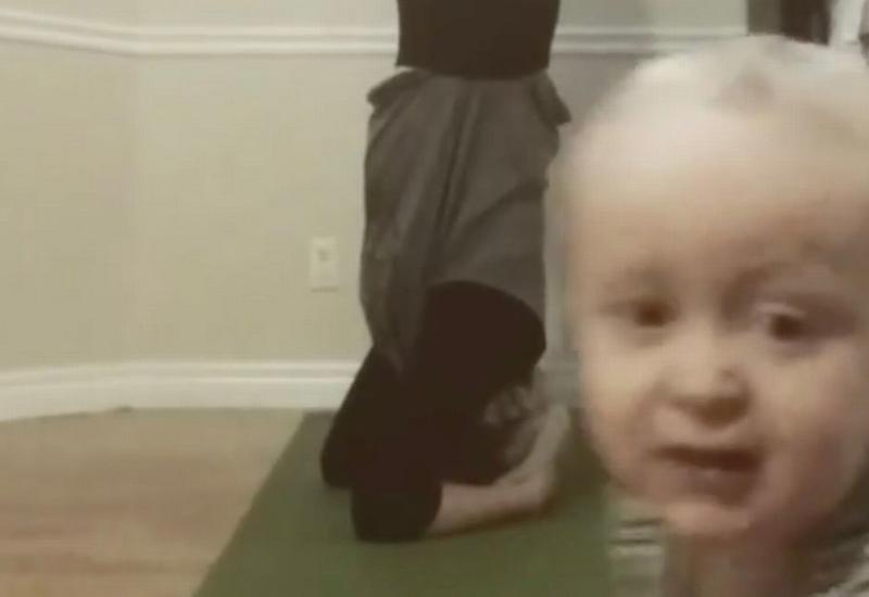 Озорной малыш испортил видеозапись с мамиными занятиями йогой