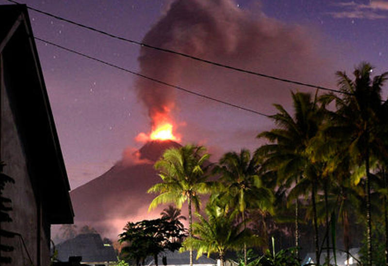 В соцсетях появились захватывающие кадры извержения вулкана на Бали