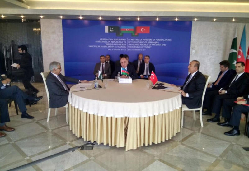 В Баку проходит встреча глав МИД Азербайджана, Турции и Пакистана
