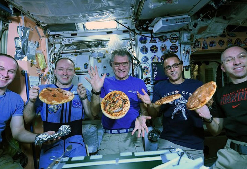 Экипаж МКС приготовил пиццу в невесомости