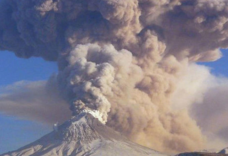 Вулкан на Камчатке выбросил столб пепла на 10 км