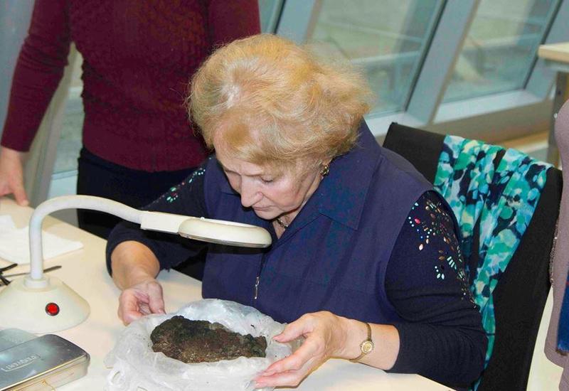 Российский специалист отреставрировала фрагменты ткани периода Кавказской Албании