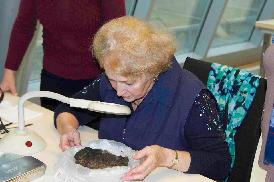 Российский специалист отреставрировала фрагменты ткани периода Кавказской Албании