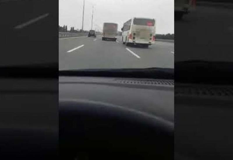 Aeroport yolunda içi sərnişinlə dolu iki avtobusun ölüm yarışı: Dəhşətli anların görüntüsü