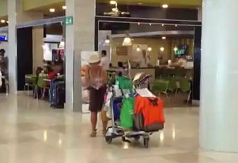 Гражданка Германии полгода живет в аэропорту после ограбления