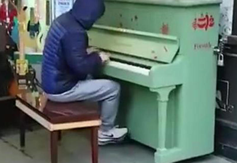 Уличный музыкант поразил всех своей игрой на пианино