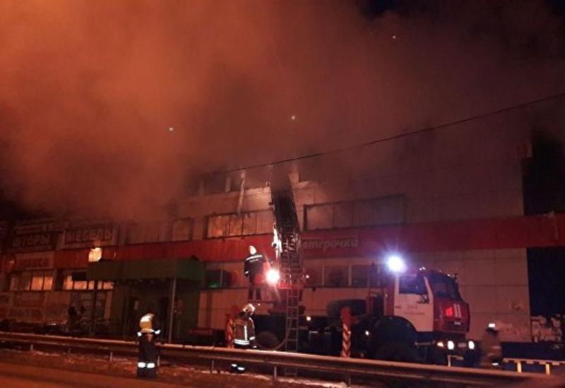 В Московской области загорелся торговый центр