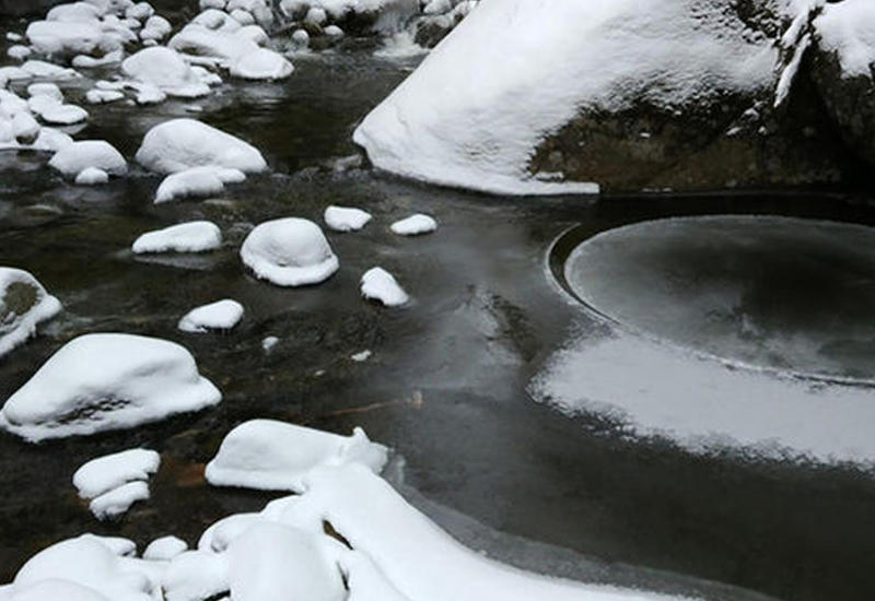 В горах США обнаружен загадочный ледяной диск, вращающийся в озере