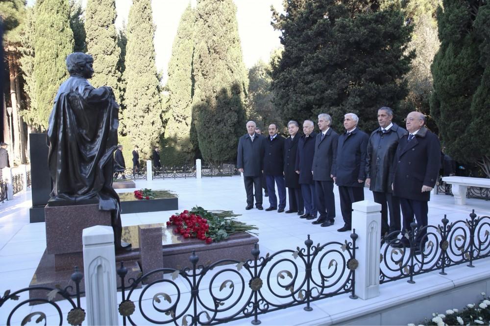 Представители ПЕА посетили в Аллее почетного захоронения могилу великого лидера Гейдара Алиева
