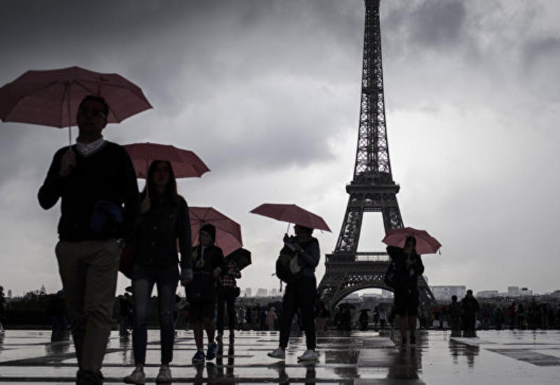 Сильный ветер в Париже: закрыты парки и кладбища