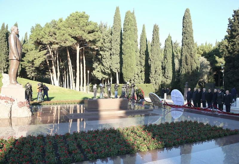 Представители ПЕА посетили в Аллее почетного захоронения могилу великого лидера Гейдара Алиева