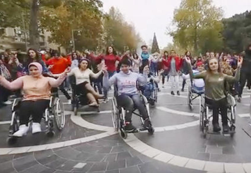 В Баку прошел необычный флешмоб на инвалидных колясках