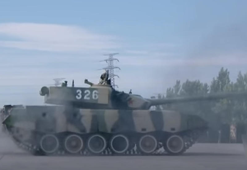Парковку дрифтующего китайского танка показали на камеры