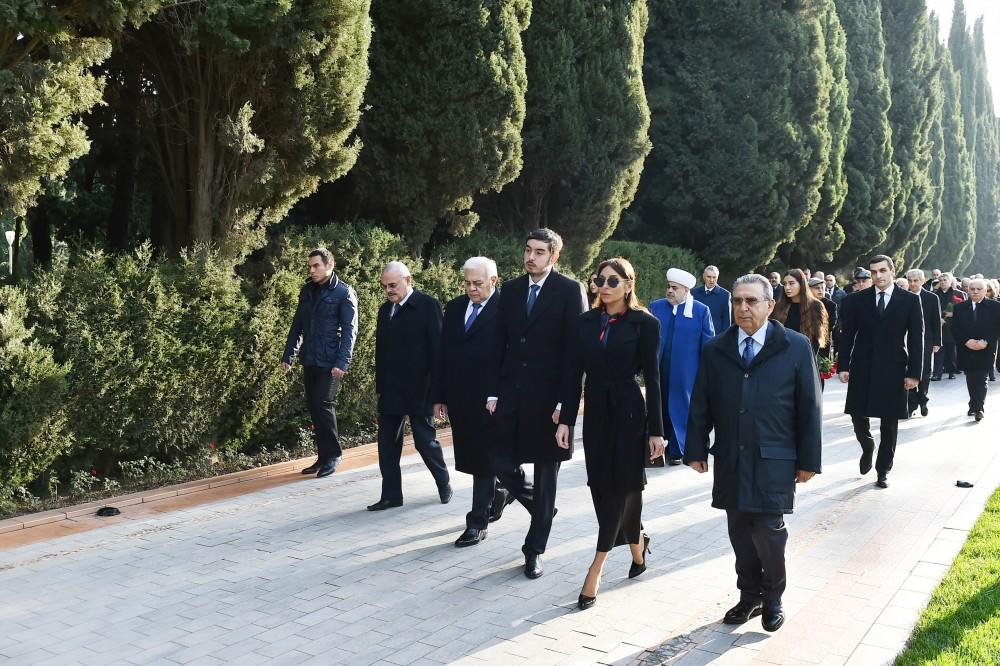 Президент Ильхам Алиев и его супруга Мехрибан Алиева посетили могилу Общенационального лидера Гейдара Алиева
