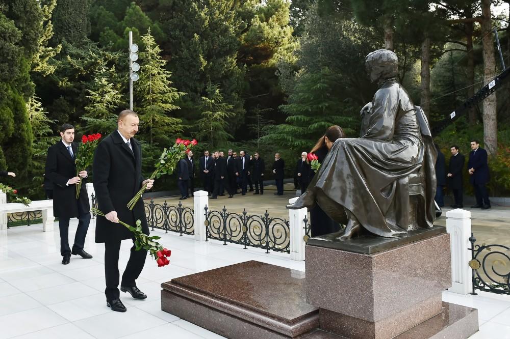 Президент Ильхам Алиев и его супруга Мехрибан Алиева посетили могилу Общенационального лидера Гейдара Алиева