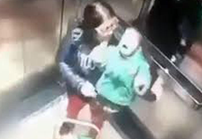 Камера сняла, как няня избила ребенка в лифте