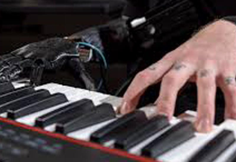Музыкант без руки снова смог играть на пианино благодаря протезу