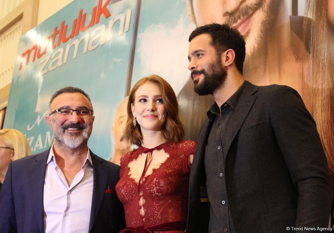 Звезды сериала "Kiralik Ask" Барыш Ардуч и Эльчин Сангу вызвали восторг в Баку