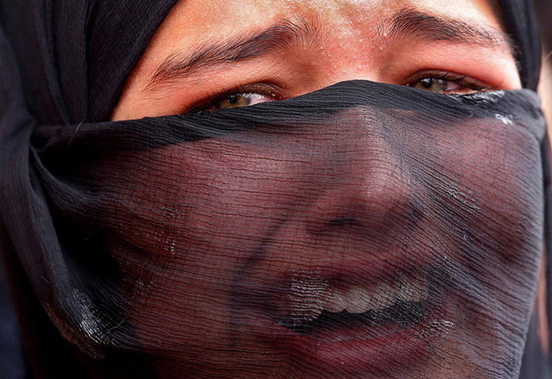 Святая кровь, мрак и слезы на лучших снимках года от Reuters