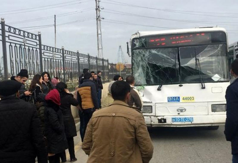 В Баку автобус столкнулся с грузовиком