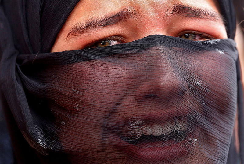 Святая кровь, мрак и слезы на лучших снимках года от Reuters