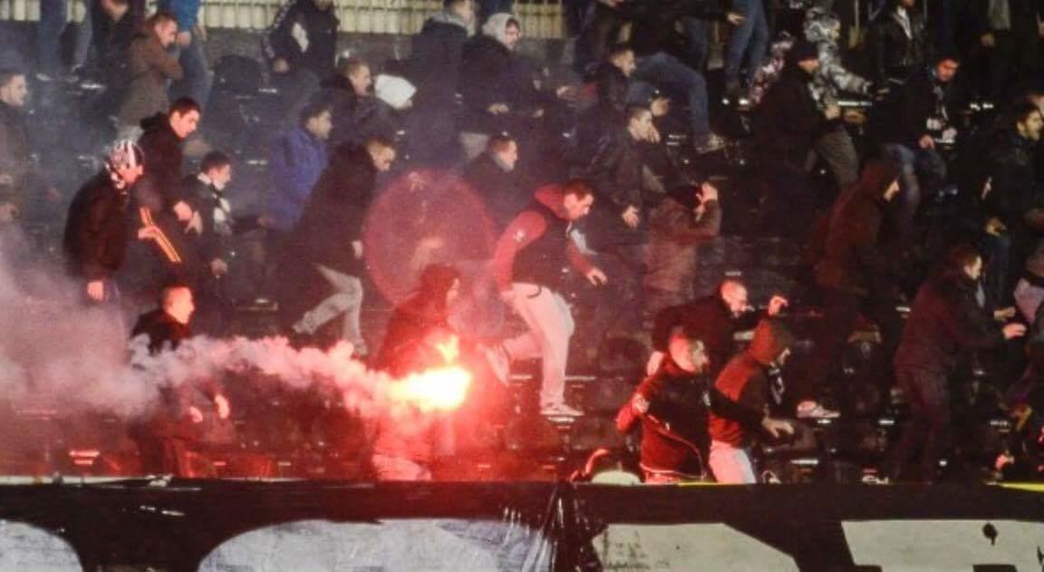 Фанаты белградских клубов устроили массовую драку на стадионе