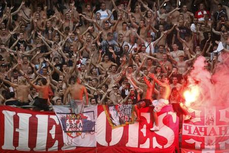 Фанаты белградских клубов устроили массовую драку на стадионе
