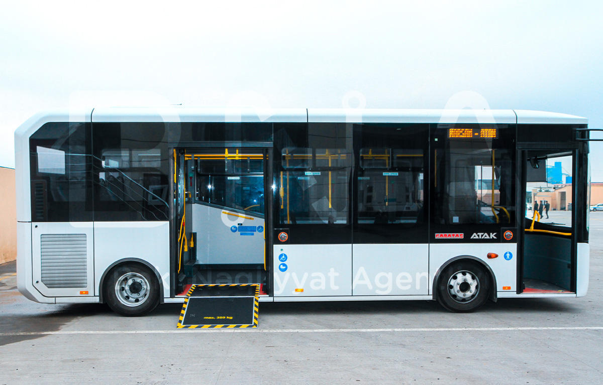 В Баку привезли новые автобусы