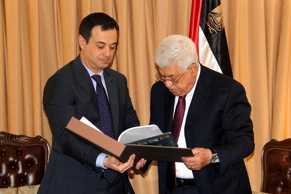 Махмуду Аббасу подарили энциклопедию об исламском наследии Азербайджана