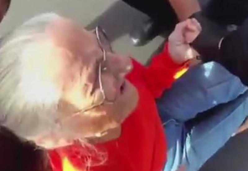 В Сеть попало видео жестокого задержания полицией в США 93-летней бабушки-колясочницы