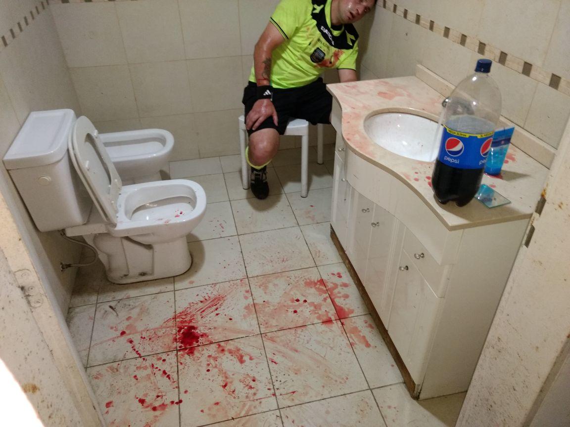 В Аргентине фанаты футбольного клуба жестоко избили судей