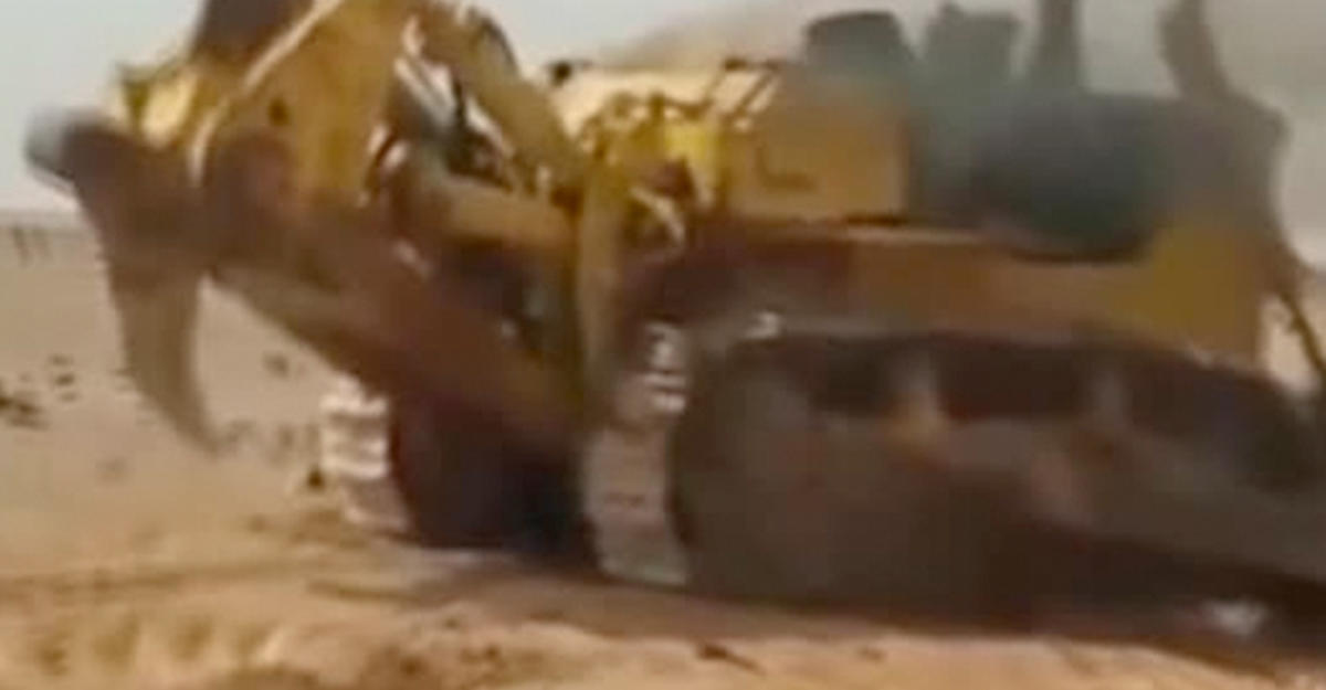 Dozer demolish мод. Бульдозер спас город. Ракета бульдозер. Экскаваторщик уничтожил машину. Люди едут на экскаватора.