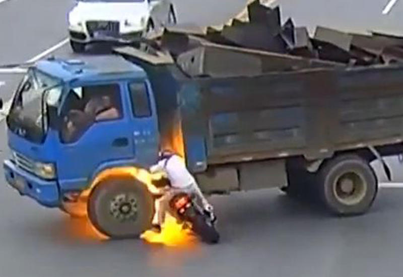 Мотоциклист вспыхнул как спичка после столкновения с грузовиком