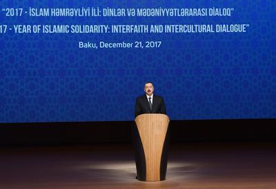 Президент Ильхам Алиев принял участие в международной конференции &quot;2017- Год исламской солидарности: межрелигиозный и межкультурный диалог&quot; - ФОТО
