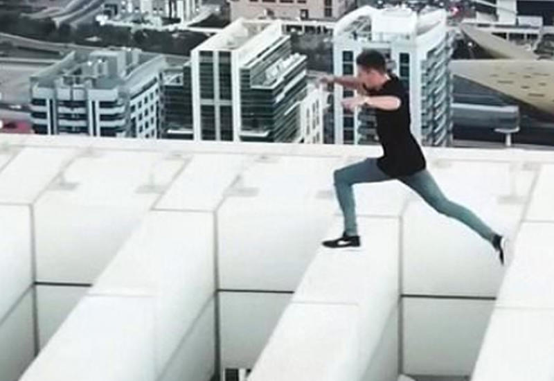 Руфер снял видео экстремальных прыжков на крыше небоскреба