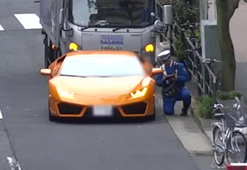 Японский полицейский на велосипеде догнал нарушителя на Lamborghini