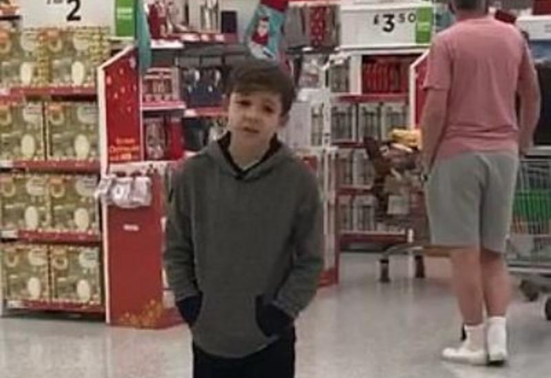 Спевший в британском супермаркете мальчик-аутист прославился в соцсетях
