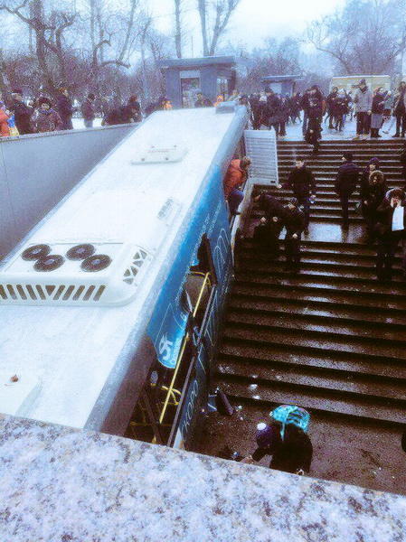 В Москве автобус въехал в толпу людей, есть погибшие и раненые