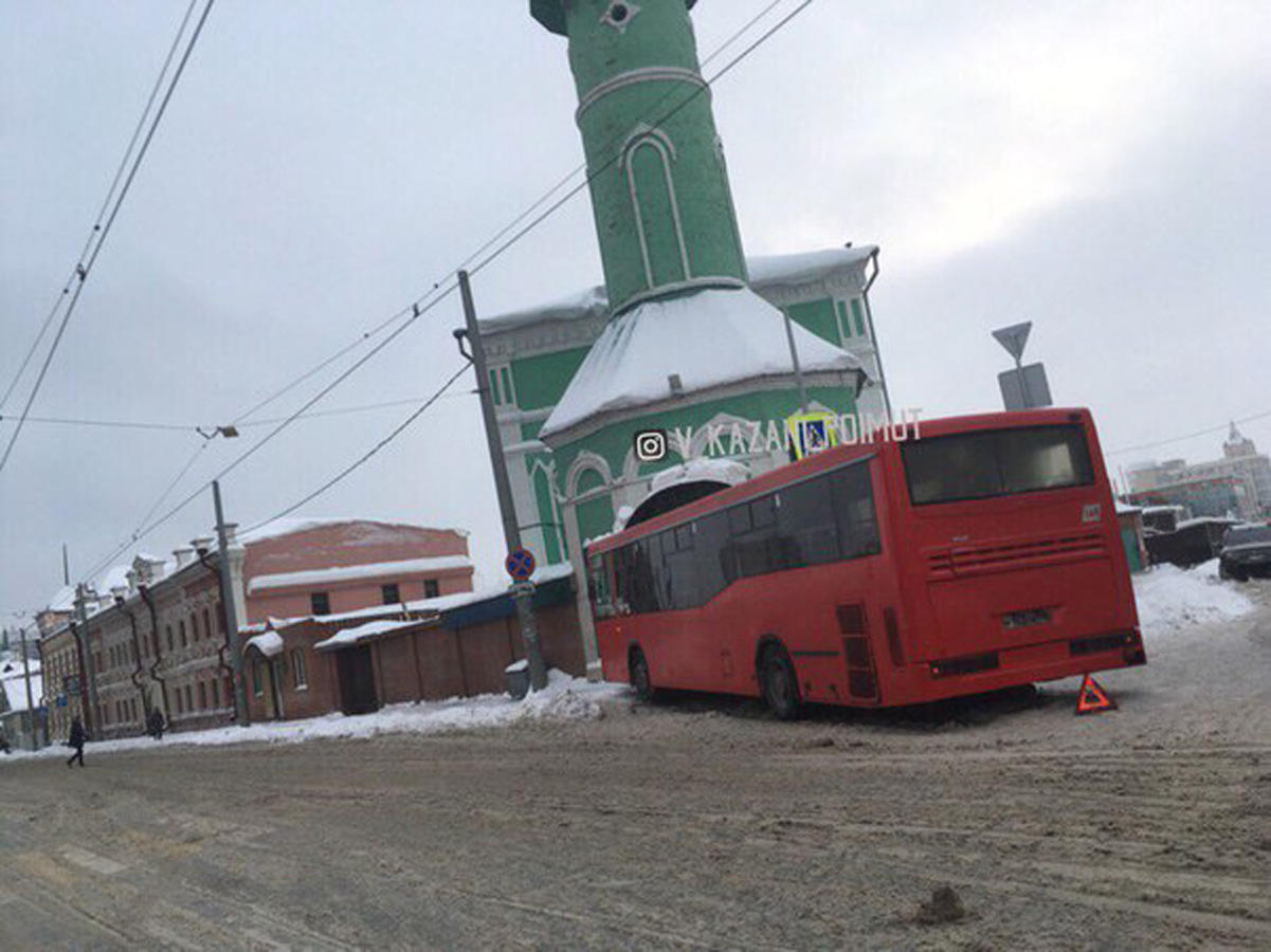 Rusiyada DAHA BİR avtobus bu dəfə məscidə çırpıldı