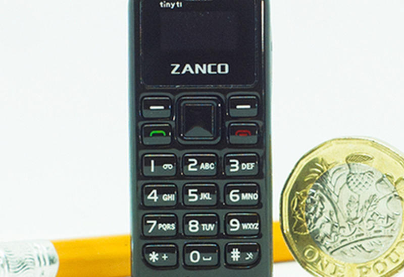 Показан самый маленький мобильный телефон в мире