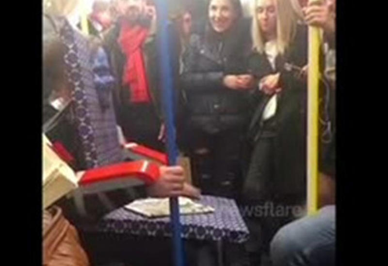 В лондонском метро появился человек-кресло