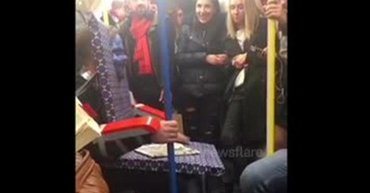Человек на стуле в метро.