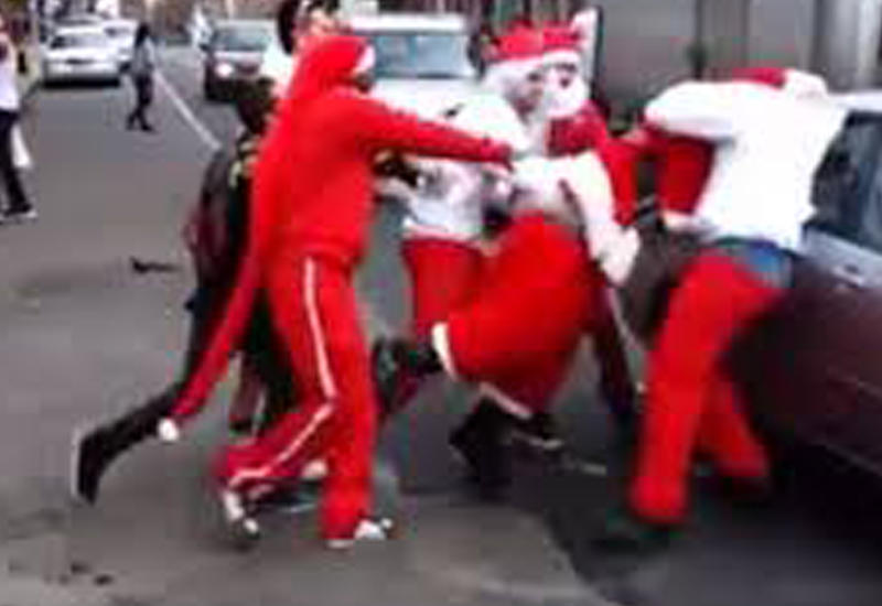 В Нью-Йорке Санта-Клаусы устроили драку на улице