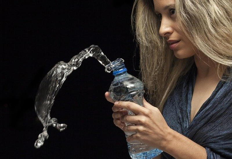 Физики раскрыли секрет трюка с подбрасыванием бутылки с водой